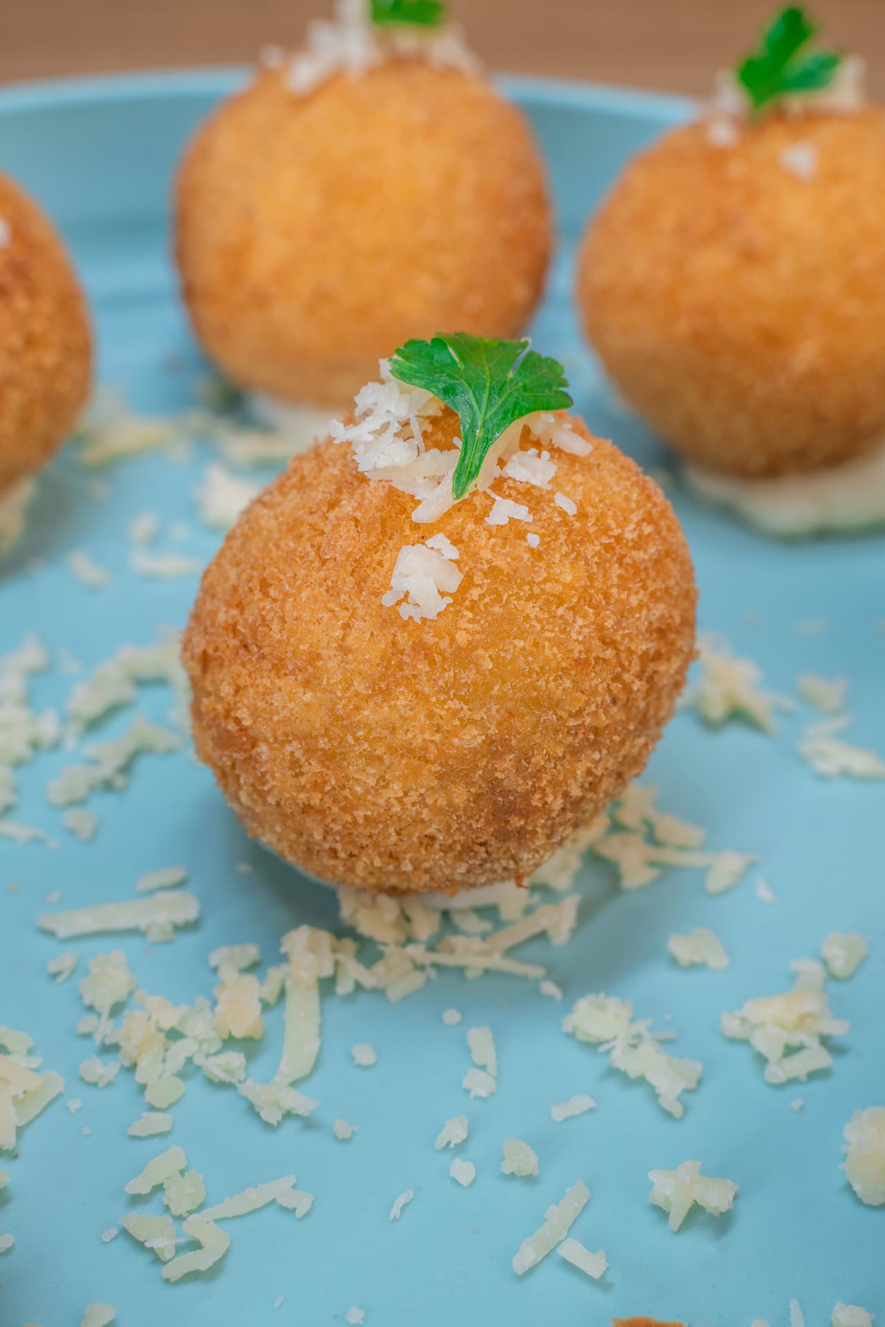Bolinho de cupim empanado com queijo ralado e salsinha