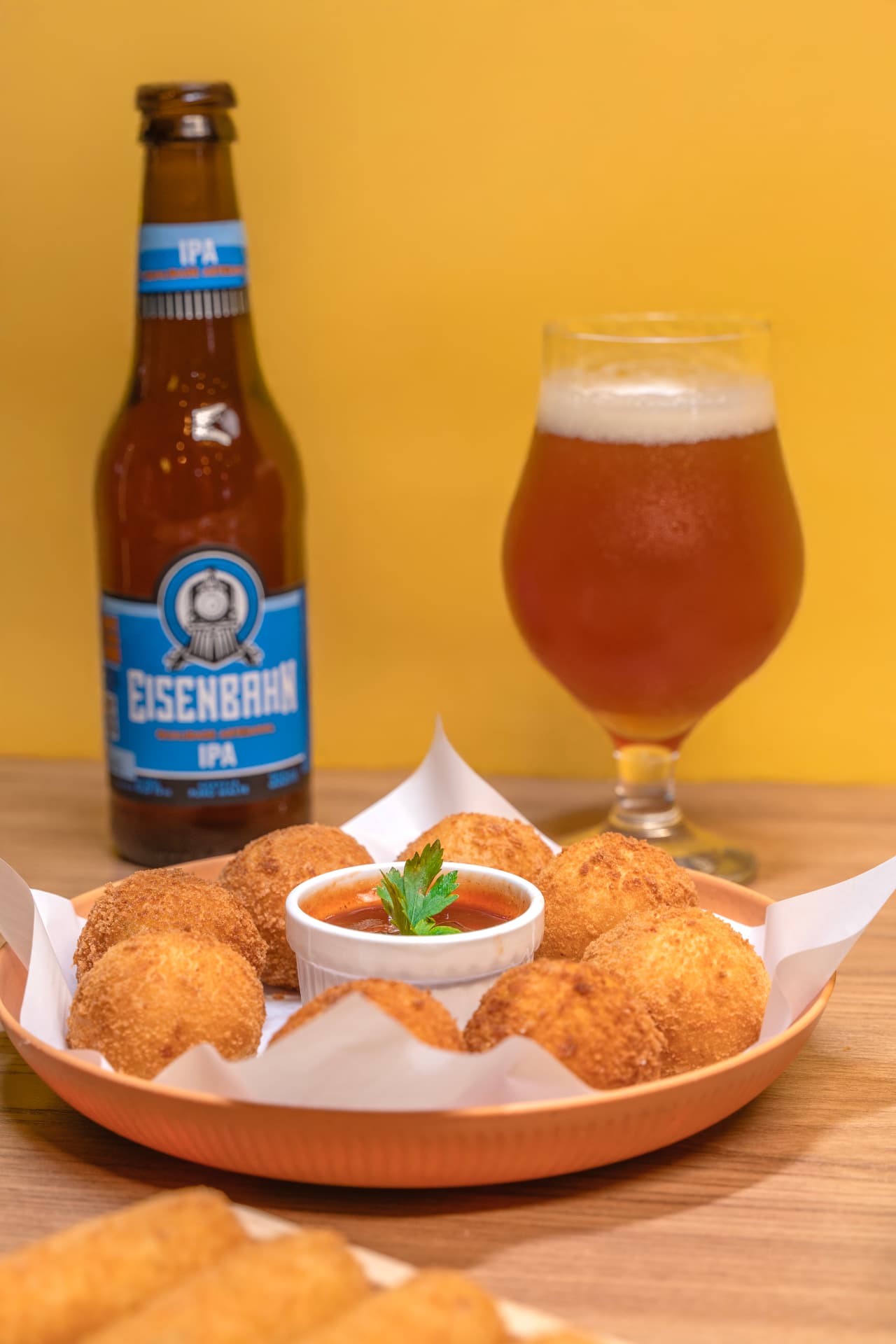 Petiscos dourados acompanhados de cerveja artesanal